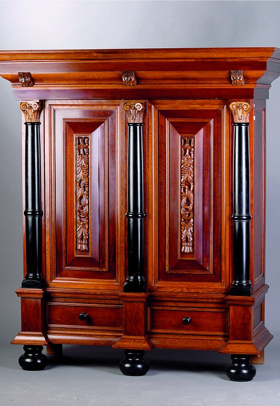 Kissenschrank, Holland, 60er Jahre, Korpus Eiche/Palisander massiv, 3 Halbsäulen, diese geschwärzt, Türen auf Rahmen gearb., in sich 10-fach ...