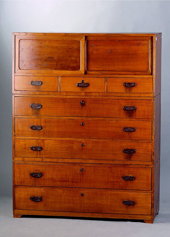 Vielzweckschrank, China, nach dem Vorbild des 18. Jh., 3-teilig, 8 Schubladen, Oberteil m . Schiebetüren, ausgesuchtes Kiefernholz, Türen auf ...