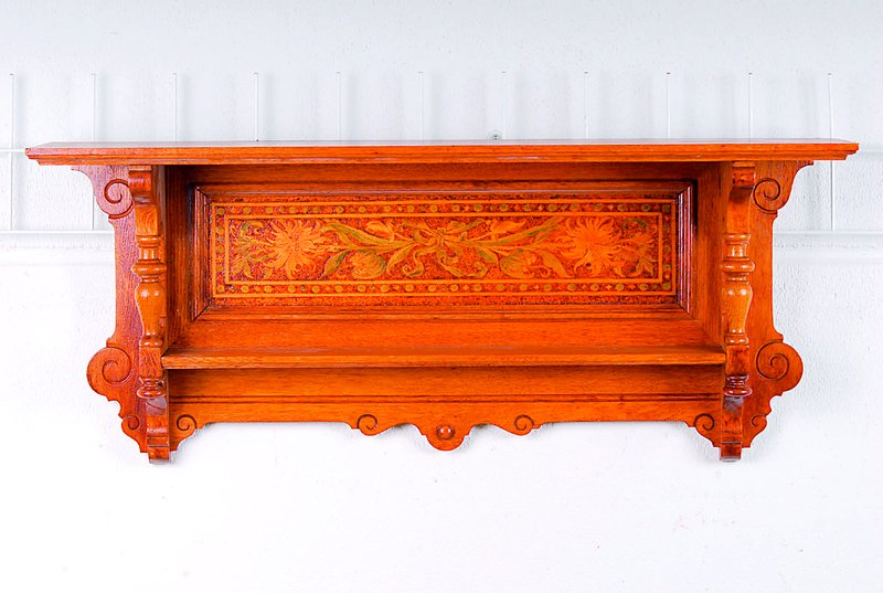 Wandregal, deutsch, um 1890-1900, Eiche, Füllung mit Brandmalerei, gedrechselte Säulchen, ca.40x94x21cm
