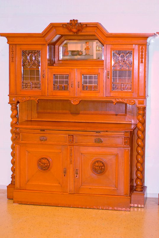 Aufsatzschrank, deutsch, Karlsruher Gegend, um1910. Korpus HH, Eiche/Buche massiv, Eichefurnier, in sich 3-geteilt, 2-türig, integr. Schublade, ...