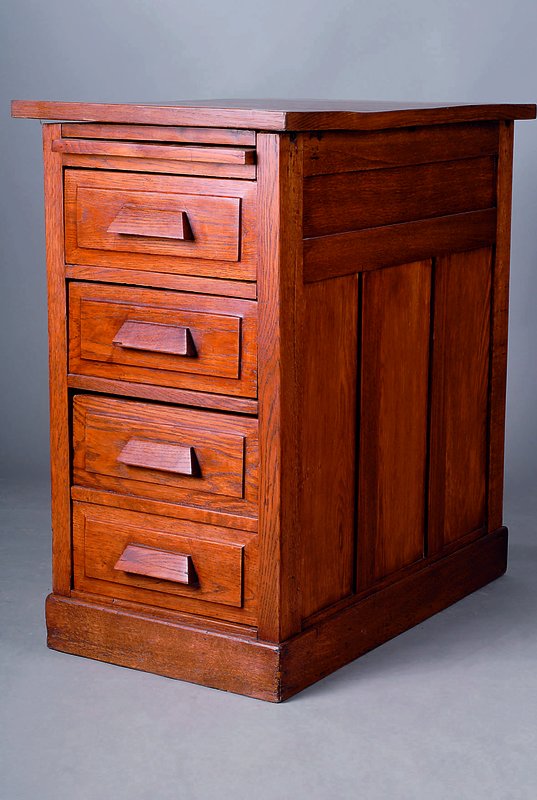 Schubladenschränkchen, deutsch/engl., um 1900, Eiche massiv/Furnier, 4 Schubladen m. Auslegebrett, aufgesetzte Greiftasten, Gebr.-Sp., ca. 78x44x75 ...