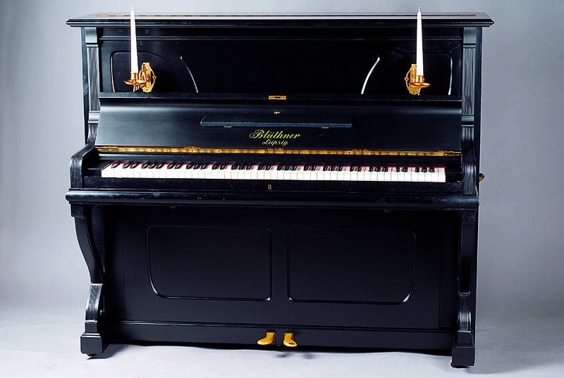 Klavier, Blüthner, um 1910/12, No. 95522, bez. Plakette mit Auszeichnungen, Gehäuse Buche massiv/Buche furniert, schwarz sekundär lackiert, ...