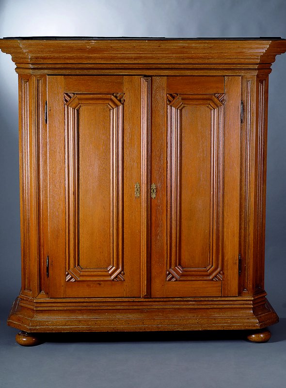 Nordhessischer Bauernschrank, um 1750/70, Eiche massiv, Kopf u. Fuß auskrakend, 6 bzw. 10-fach ausladend, Ecken abgeflacht, Lisenen kissenartig ...
