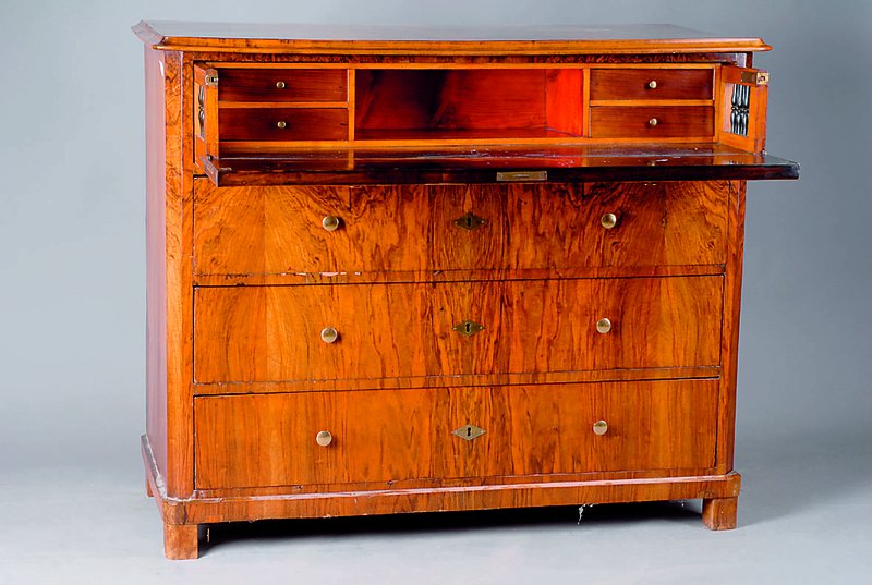Schreibkommode, süddeutsch, um 1850/60, Korpus WH, Wurzelnußfurnier gesp. verlegt, oberste Schublade als Sekretärteil, seitl. Balustradenverz., 4 ...