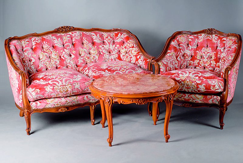 Salongarnitur, Frankreich, um 1960, best. aus: 2 Sessel, 2-Sitzersofa, Tisch, Korpus Nußbaum massiv, allseitig geschweift, Akanthusblattverz., ...