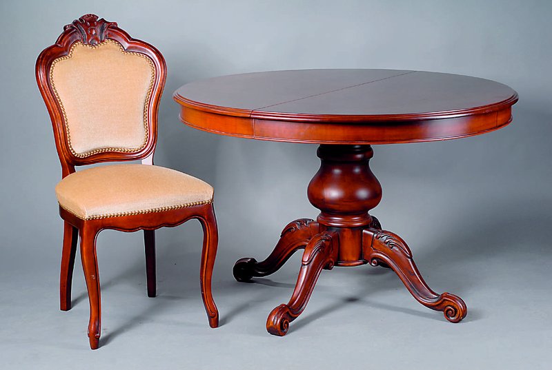 Sitzgruppe, Italien, 60/70er Jahre, best. aus: 4 Stühle u. Tisch, Ausziehtisch Nußbaum massiv auf Mahagoni gebeizt, Säule in Balusterform, 4 ...