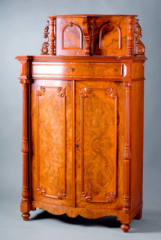 Vertiko, wohl Holland, um 1845/50, Korpus WH z.T. auf Rahmen gearb., Wurzelnußfurnier doppelt u. 4-fach gesp., integr. Schublade, Front z.T. ...