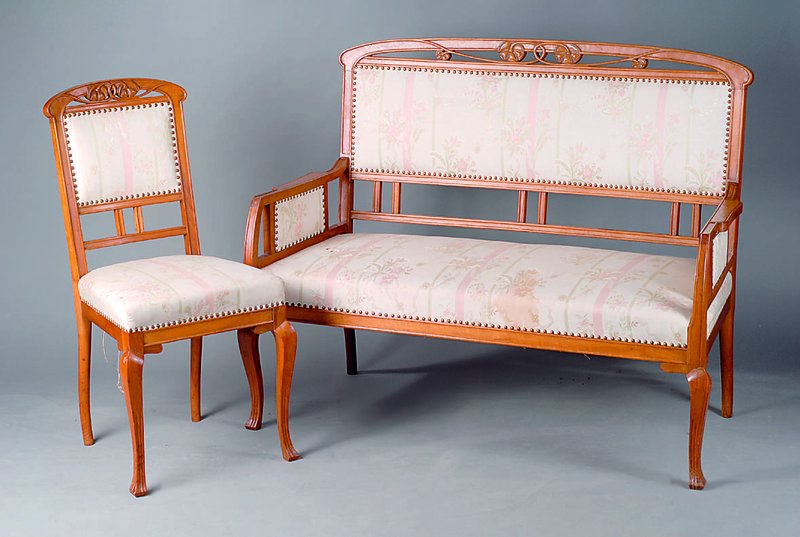Salongarnitur, deutsch, um 1900/1905, reiner Jugendstil, best. aus: 2 Stuhlsessel, 4 Stühlen u. Tisch, Nußbaum massiv, Frontbeine leicht ...
