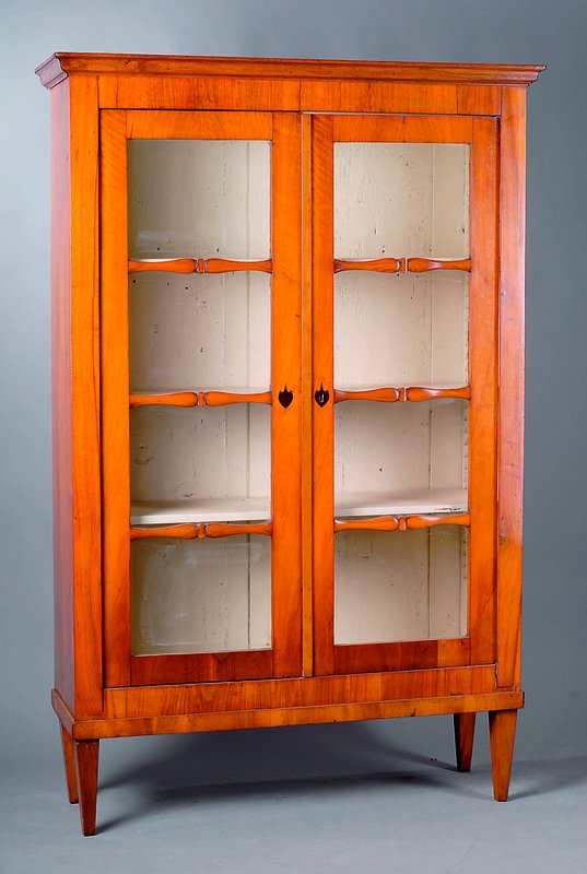 Büchervitrine, Niederlande, um 1860/70, Korpus WH/HH, Nußbaum massiv/Furnier gesp. verlegt, waagerechte Versprossung in Form v. Kolben, verlaufende ...