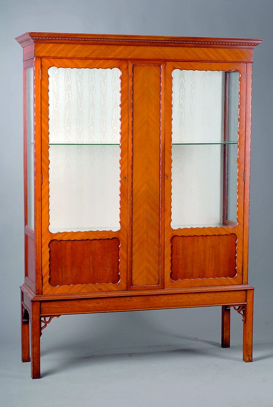 Stilvitrine, wohl England, um 1930, Korpus HH, Pyramidenmahagoni z.T. gesp. verlegt, sog.Brezelfüllungen, Unterteil nach chinesischem Vorbild ...