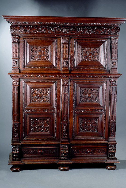 Holländischer Fassadenschrank, nach dem Vorbild v. 1560/80, hier: um 1870, Eiche massiv, Front m. reicher Schnitzerei i. Form v Rocaillen u. ...