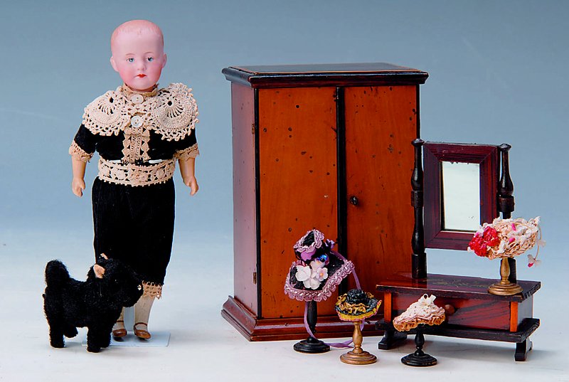 Einrichtung für Puppenstube/Kaufladen: best.aus: Psyche, Schrank und 4 Hüte mit Hutständer; Psyche, Holz mit Spiegeleinsatz, H.ca.16cm; ...