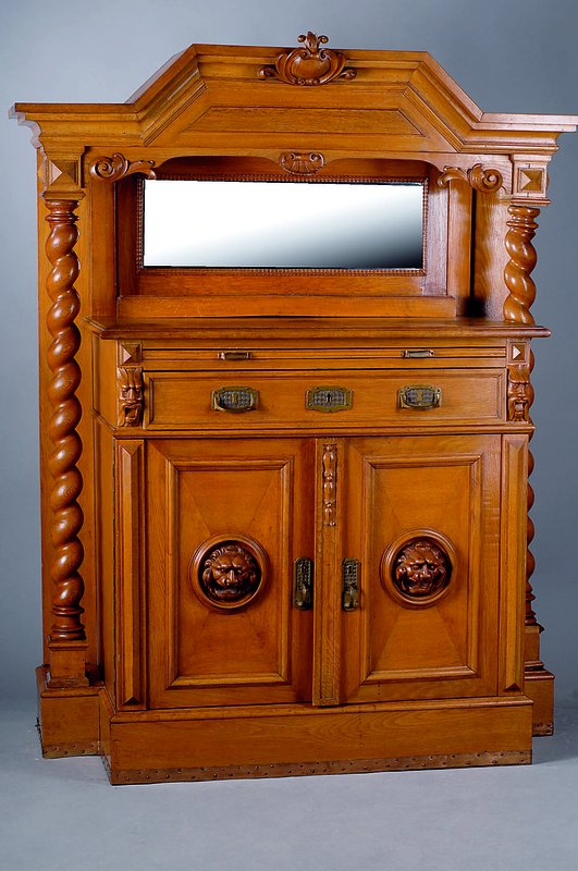 Konvolut 2 Teile, Aufsatzmöbel u. Sofaumbau, deutsch, um 1910, Aufsatzmöbel: auf Rahmen gearb., Eiche massiv, 2 integr. Schubladen, freistehende ...