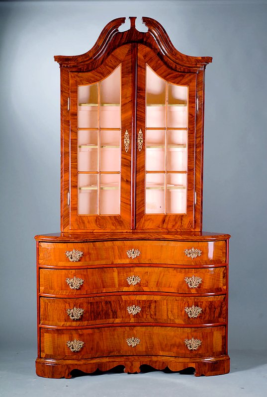 Eckaufsatzkommode, mitteldeutsch, wohl Dresden um 1750, Korpus WH, Nußbaumfurnier gesp. verlegt, 4-schübig, doppelt geschweift, orig. ...