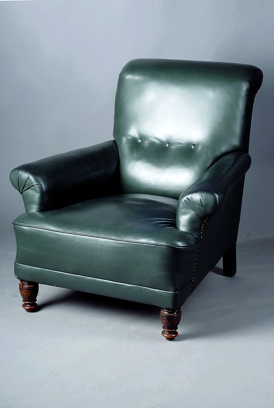 Engl. Sessel, viktorianisch, um 1880/90, Lehnen leicht geschweift, ausladend, Füße u. Front Nußbaum, gedrechselt, grüner Lederbezug,Gebr.-Sp., ...
