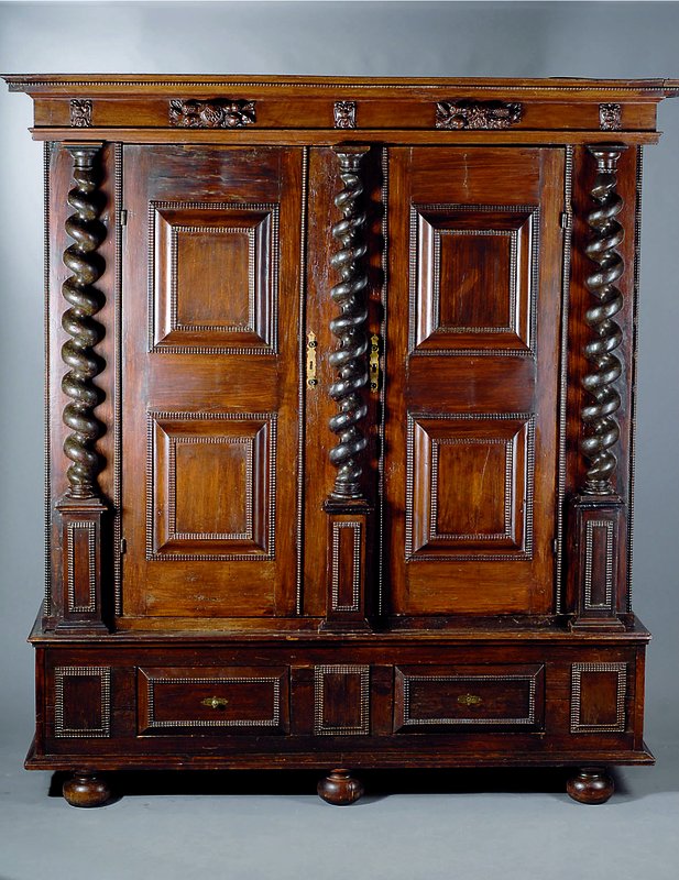 Süddeutscher Fassadenschrank, konzipiert um 1680, Oberteil WH, auf Rahmen gearb., 4 quadr. Kissen, Zierleiste 3 bzw. 4-fach liniert, z.T. dickes ...