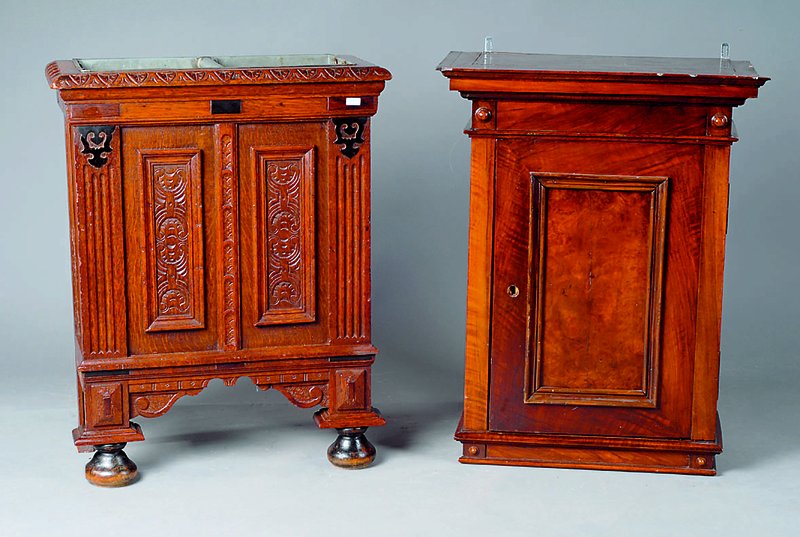 Hängeschänkchen, deutsch, um 1880/90, KorpusWH, auf Rahmen gearb., Wurzelnußfurnier z.T. gesp. verlegt, Zierleiste 3-fach getreppt, Schloss lose, ...