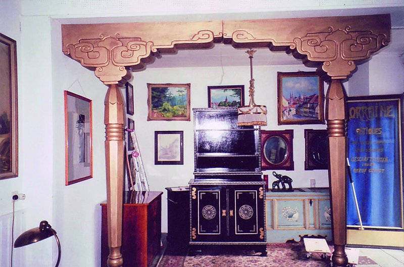 Detail a: Zwei Säulen mit großen Kapitellen, China, um 1900-10, Holz mit Flachschnitzereien, goldfarben gefaßt, Säulen facett., starke Gebr.-Sp., ...