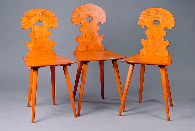 3 Brettstühle, süddeutsch, 1937, Ahorn/Buche massiv, Rückenlehne in sich vielfach gegliedert, Brandmalerei m. Inschriften, Unikatcharakter, st. ...