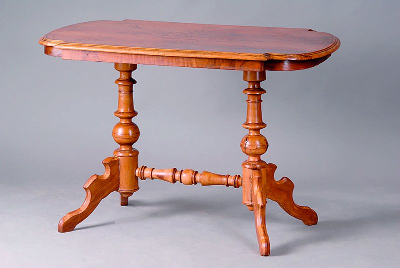 Salontisch, deutsch, um 1880/90, Gründerzeit, Nußbaum massiv/Nußbaumwurzel, Brandmalerei in Form v. Rocaillen u. geometrischen Formen, z.T. alt ...