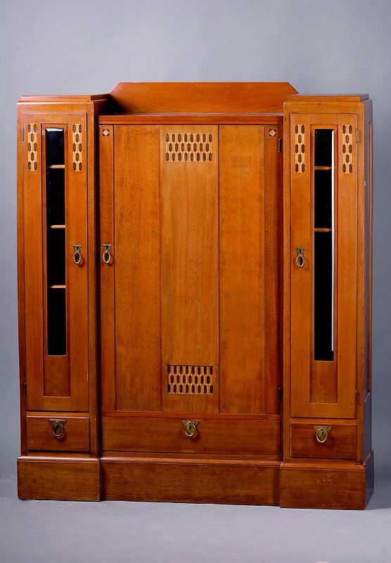 Jugendstilschrank, Schöttle Stuttgart, um 1905, Nußbaumfurnier, Seiten hervorragend, facett. Glas, 3 Einlegebretter, sparsame Intarsien in Form v. ...