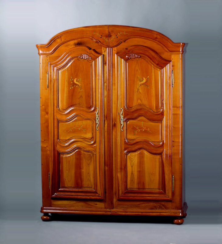 Hochzeitsschrank, deutsch, um 1760/70, Kirschbaum mass., Kopf geschweift, Türen auf Rahmen gearb., diese 6-fach gefeldert, z.T. mit bunten ...