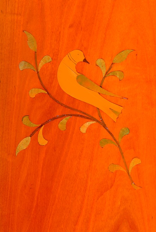 Detail a: Hochzeitsschrank, deutsch, um 1760/70, Kirschbaum mass., Kopf geschweift, Türen auf Rahmen gearb., diese 6-fach gefeldert, z.T. mit bunten ...