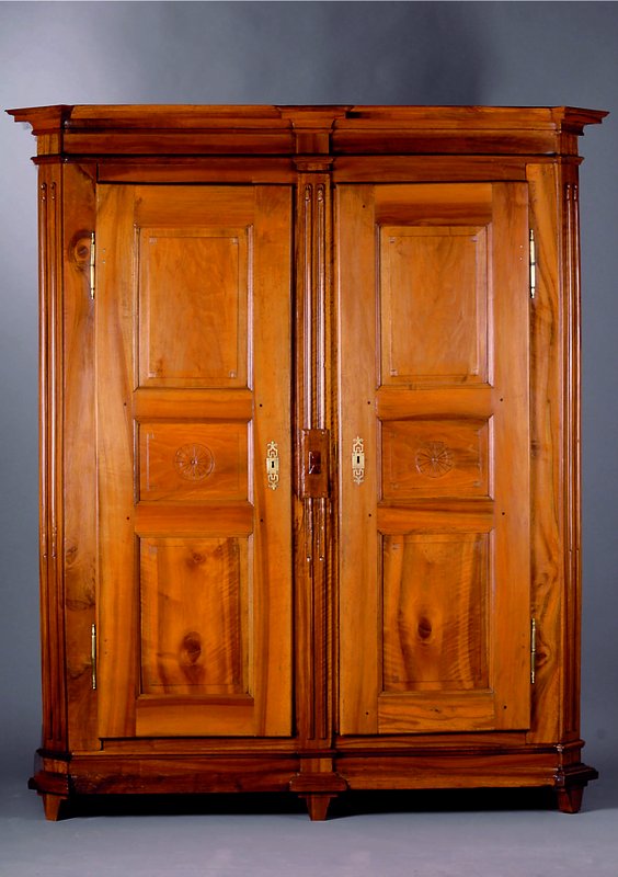 Dielenschrank, wohl Landau, um 1790-1810, Nußbaum massiv, kompl. auf Rahmen gearb., 12 -fach gefeldert, abgeplattete Ecken, Leisten m Eicheln a.d. ...