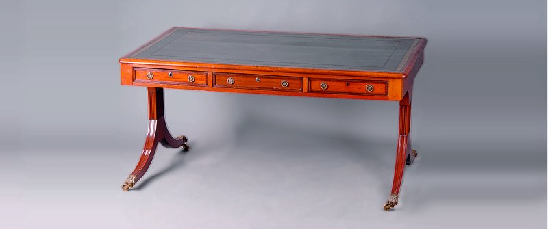 Partnerschreibtisch, England, um 1910, spätviktorianisch, WH/Satinholz, 6-schübig, Fußenden m. Gelbgusstatzen u. Rollen, Arbeitsplatte m. grünem ...