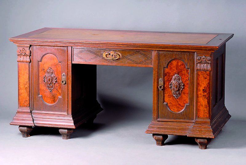 Schreibtisch, deutsch, um 1910/20, Korpus Eiche massiv, kompl. auf Rahmen gearb., Barockstil m. Jugendstilanklängen, Fußleiste 8-fach getreppt, ...