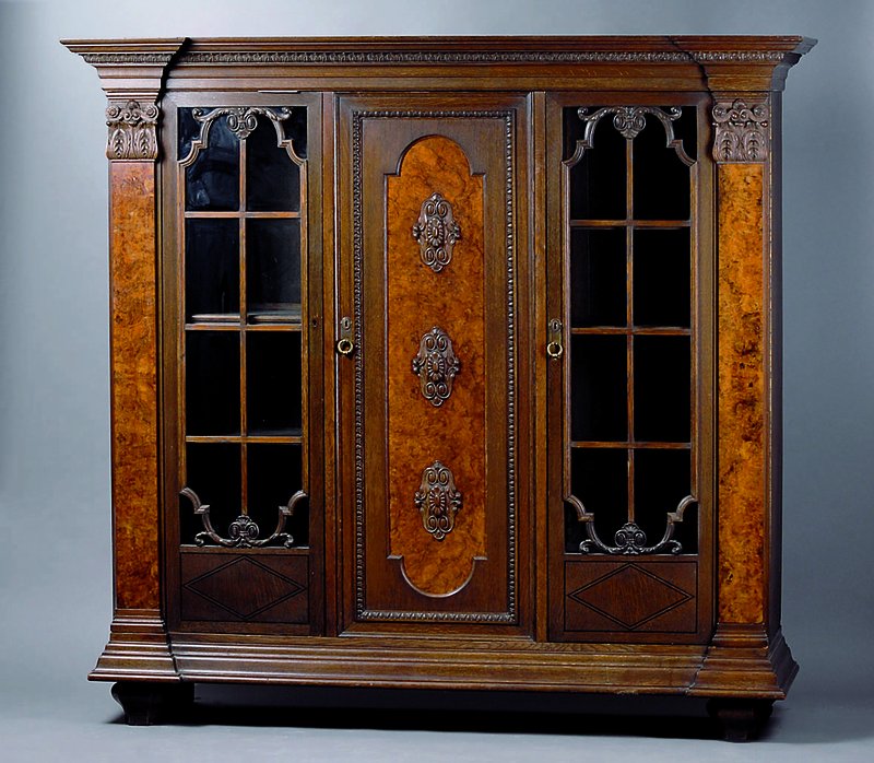 Bücherschrank, deutsch, um 1915/20, Korpus Eiche massiv/Furnier, teilverglast u. versprosst, aufges. Rosetten u. Rocaillen, seitl. Lisenen m. ...