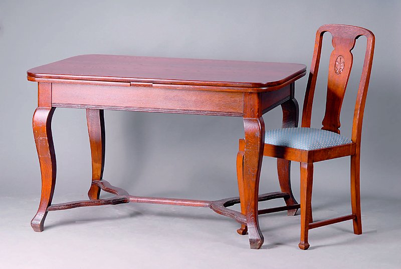 Sitzgruppe, deutsch, um 1910, best. aus Ausziehtisch u. 6 Stühle, Barockstil, geschweifte Beine, in sich verschränkt, Stühlem. ...