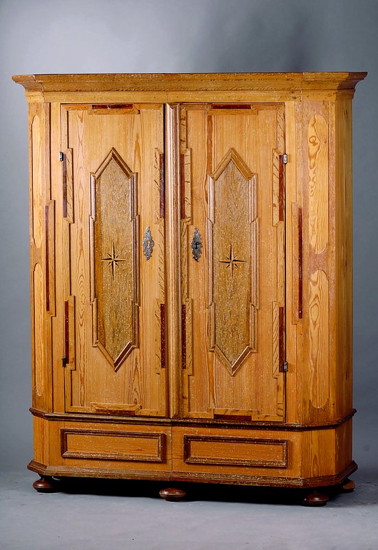 Spaltschrank, süddeutsch, um 1820/30, Zirbelkiefer massiv, abgeplattete Ecken, aufges. Zierplatten, Eiche massiv/Furnier, eingelegte Sterne in Ahorn ...