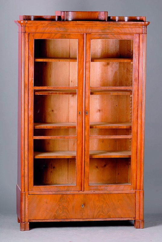 Vitrinenschrank, mitteldeutsch, um 1850/60, Wurzelnußfurnier/Mahagoni z.T. gesp. verlegt, integr. Schublade, 4 Einlegebretter, alt belassen, leicht ...