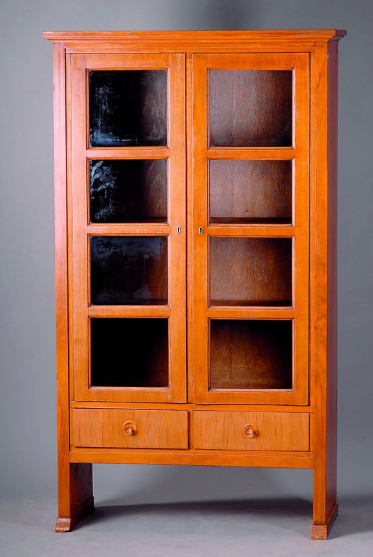 Vitrineschrank, deutsch, um 1910, Korpus WH, Nußbaumfurnier gesp. verlegt, Türen verglast, 3 Einlegböden, 2 integr. Schubladen,Wangen m. dezenter ...