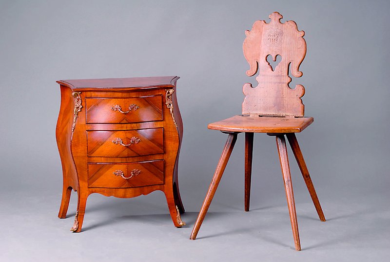 Kommode, wohl Frankreich, um 1920, bombiert,Korpus WH, Nußbaumfurnier einfach u. doppelt gesp. verlegt, Bronzebeschl., seitl. schwundrissig, sehr ...