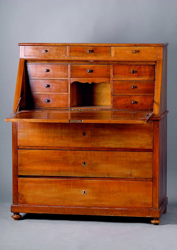 Schrägklappensekretär, südwestdeutsch, um 1825/30, Korpus WH, Kirschbaum massiv, 6 -schübig, Arbeitsteil 7-schübig, Ablegefach, z.T. orig. ...