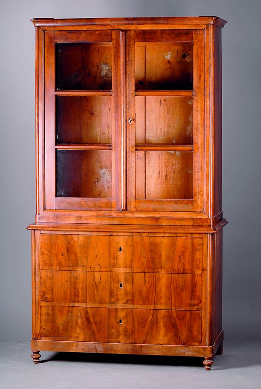 Aufsatzvitrine, westdeutsch, um 1830/40, Korpus WH, Wurzelnußfurnier einfach u. doppeltgesp. verlegt, Aufsatzteil m. orig. Gläsern insog ...