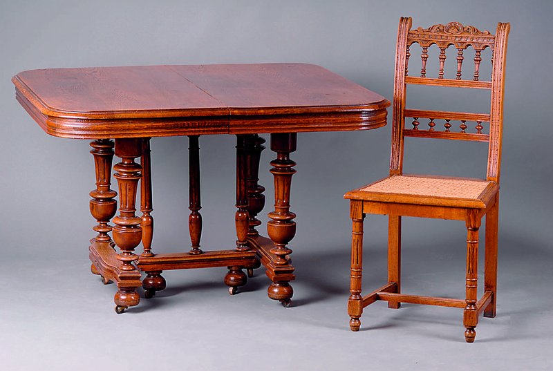 Sitzgruppe, Frankreich, um 1900, best.aus: Tisch u.6 Stühlen, Eiche mass., Tisch- Untergestell m.Balusterbeinen, Steeg in Form einer Galerie, ...