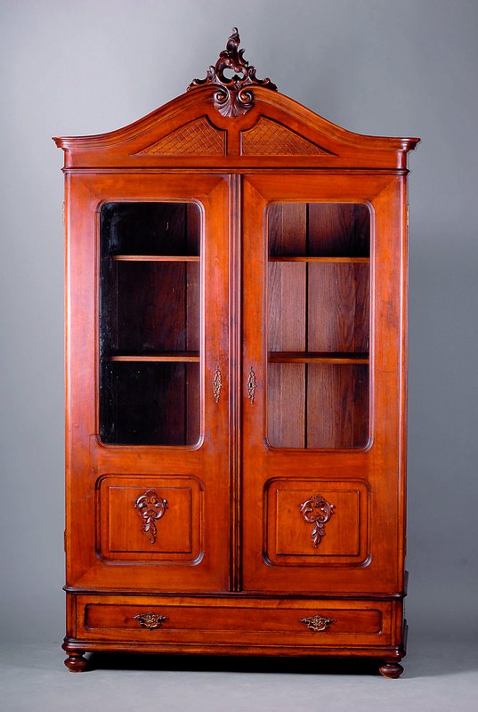 Wäscheschrank, Elsass/Lothringen, um 1900, Korpus Eiche massiv, Nußbaumfurnier, kompl. auf Rahmen gearb., integr. Schublade, orig. Beschl., aufges. ...