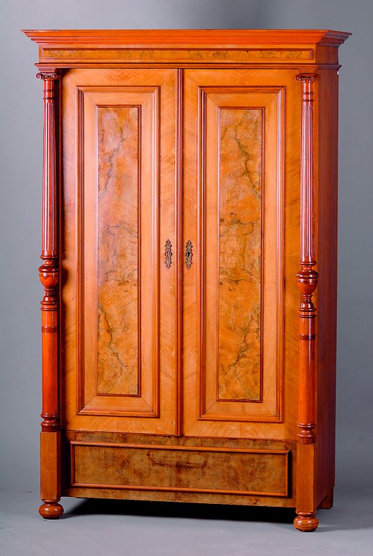 Wäscheschrank, deutsch, um 1890, Korpus WH, Wurzelnußfurnier gesp. verlegt, aufgesetzte z .T. 3-fach getreppte Leisten, Lisenen m. Säulenverz., ...