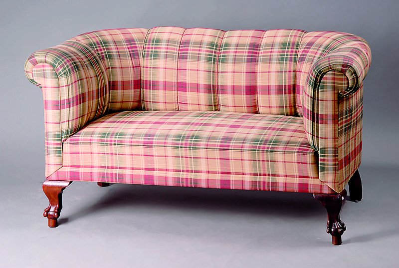 2-Sitzercouch, Belgien/Niederlande, um 1900, Buche auf Mahagoni gebeizt, Tatzenfüße, Rücken u. Seiten umlaufend 10-fach gefeldert, Leinenbezug ...