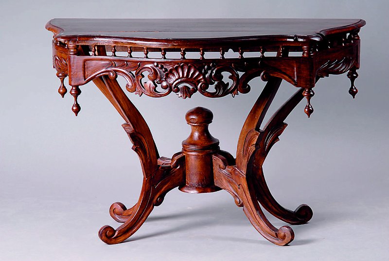 Konsole, wohl Belgien, um 1880/90, Barockstil, Nußbaum massiv, dunkel gebeizt, allseitig geschweift, 4 Auslegerbeine in Rocaillen auslaufend, Front ...
