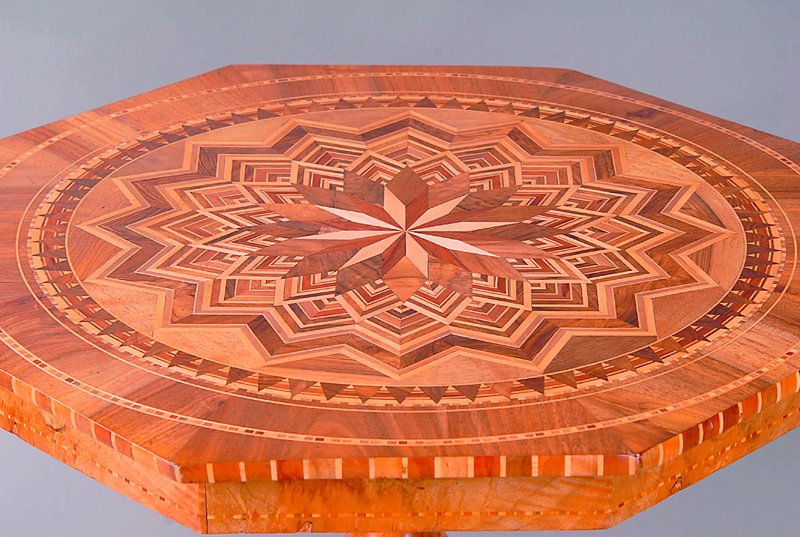 Detail a: 8-eckiger Tisch, Italien, um 1900/20, Korpus WH, Nußbaum massiv, Intarsien in vielfacher Sternform: Nußbaum, Wurzelnuß, Ahorn, Pflaume, ...