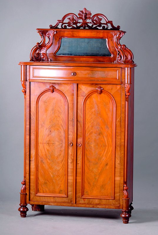 Vertiko, Belgien, um 1890, Korpus WH, Front auf Rahmen gearb., Pyramidenmahagoni gesp. verlegt, Ecken abgeflacht, aufgesetzte Schnitzereien in Form ...