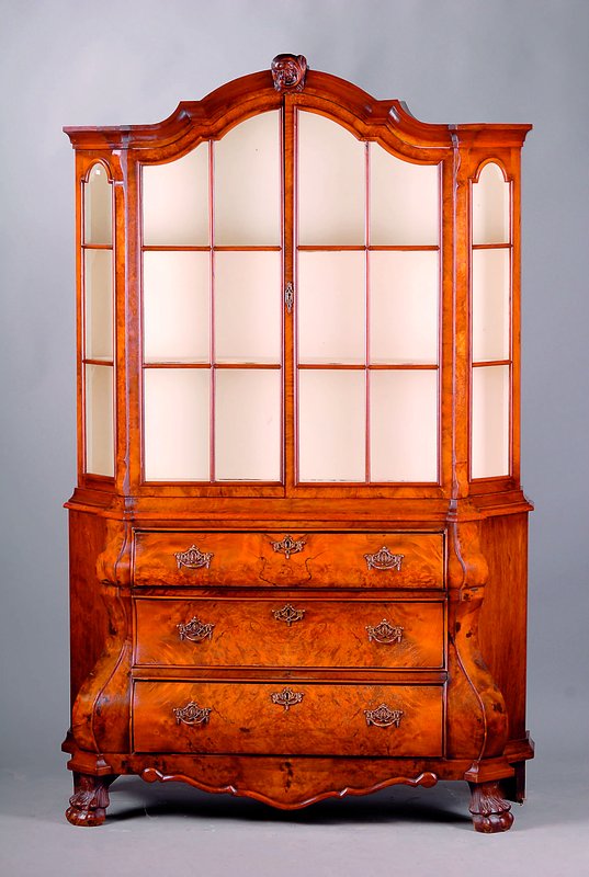 Aufsatzvitrine, Niederlande, 30er Jahre, im Stil v. 1780, Korpus weich- und Hartholz, Wurzelnußfurnier gesp. verlegt, 3-schübig, abgeplattete ...