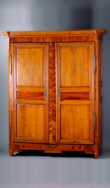 Schrank, Lothringen, um 1780, Wurzelnuß massiv/Furnier z.T gesp. verlegt, kompl. auf Rahmen gearb., Inlets einfach getreppt, Rahmenfassung im sog. ...