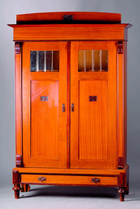 Schrank, Niederlande, um 1900, Jugendstil, Satinholz z.T. massiv, integr. Fußschublade, teilverglast, z.T. besch., Kopf m. einfacher Zierleiste, ...