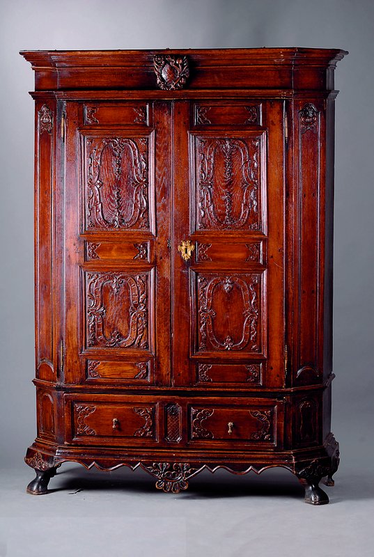 2-türiger Kleiderschrank, deutsch, wohl Bergisch, um 1720/40, WH/Eiche massiv, Front auf Rahmen gearb., abgeplattete Seiten, 1 integr. Schublade, ...