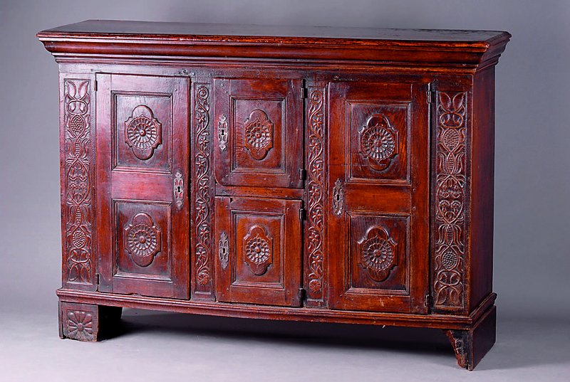 Anrichte, Bergisch, wohl Münsterland, um 1730, Eiche massiv, Front auf Rahmen gearb., 4 Türen, diese doppelt getreppt, mittig ausgelegt, Rosetten ...
